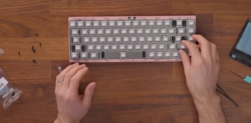 組み立てたボードをカスタムケースに挿入