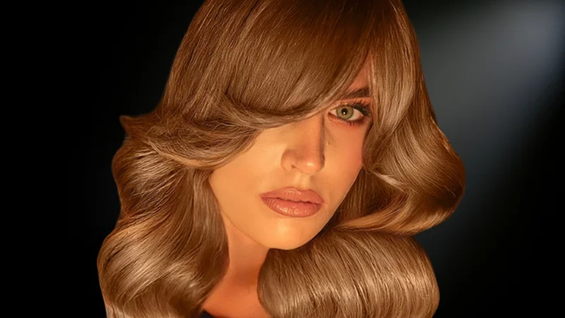 soft beach waves hairstyle for round face women