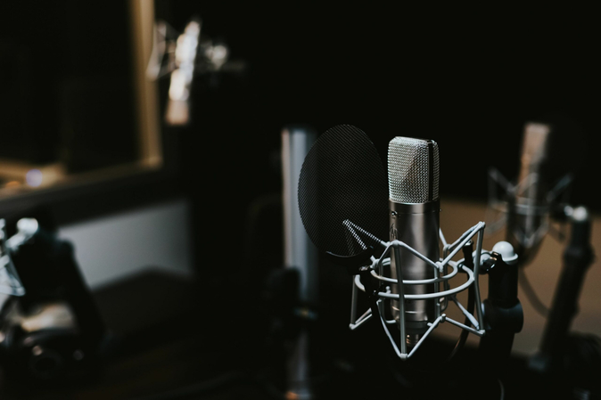 What & How to Write Voiceover Scripts (10 Tips)