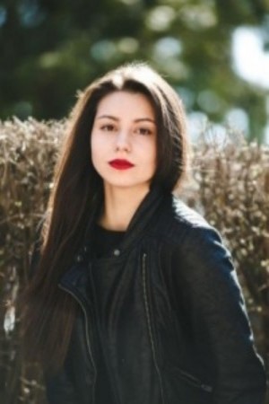 30 Female Headshot Poses That Exude Confidence and Charm