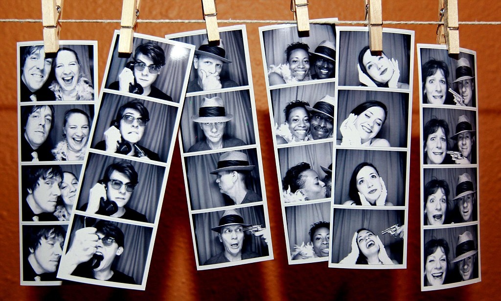 20 Fotoautomat-Posen: Spaßig & kreative Ideen für jede Gelegenheit