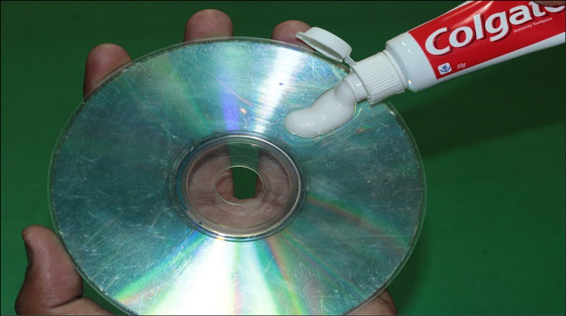 Réparer un DVD rayé avec du dentifrice