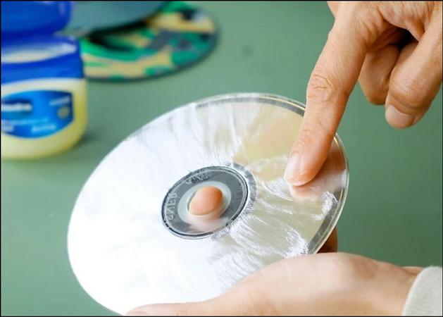 Réparer un DVD rayé avec de la Vaseline