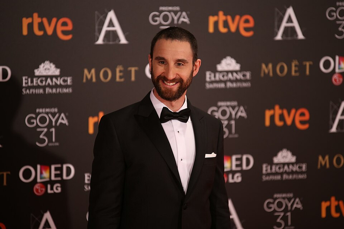 dani rovira sorrindo para seus fãs