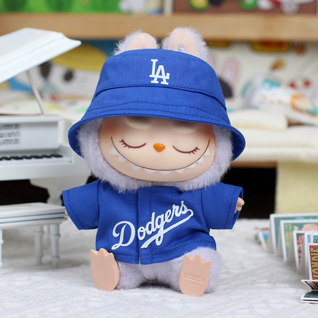 재킷과 모자를 착용한 Dodgers 의상의 라부부 인형