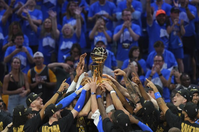 oklahoma city thunder's players celebrating their victory after winning the game 7