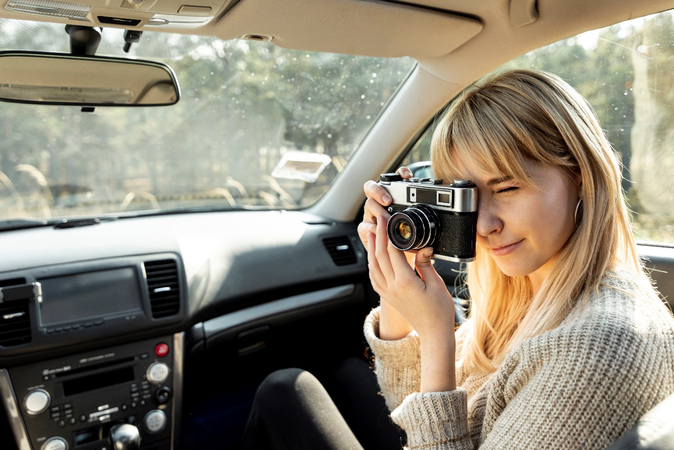 photo of blond woman using auto focus continuous
