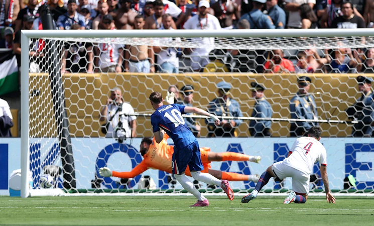 Cole Palmer scoring against PSG goalkeeper Donnarumma in FIFA Club World Cup 2025 final.