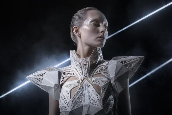 editorial de moda con armadura impresa en 3D
