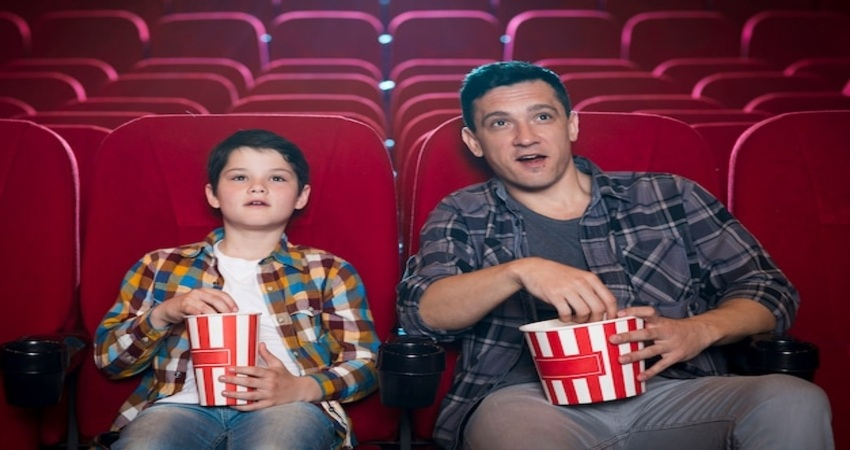 مشاهدة فيلم في السينما