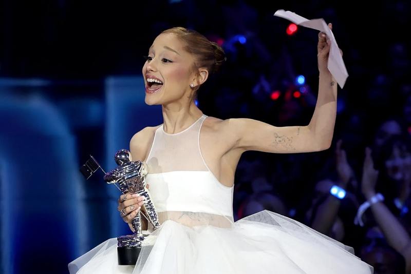 ariana best vid vma