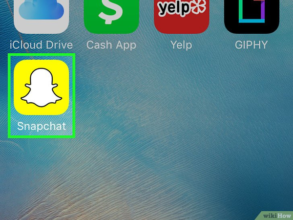 智能手機主屏幕上顯示各種應用圖標,包括 Snapchat