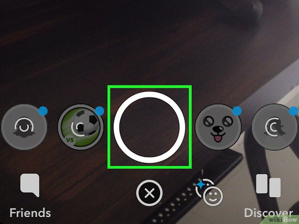 Snapchat 的相機介面,中間有一個大的白色圓形快門按鈕