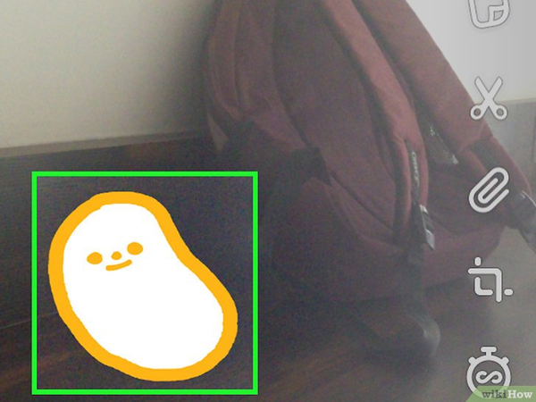 展示 Snapchat 圖像,附有一個背包和貼紙