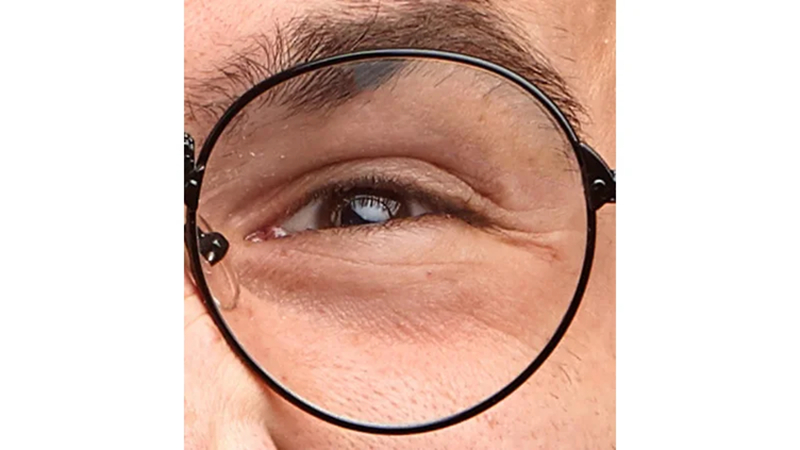 removing eyebrow and glasses frame reflections with clone stamp
