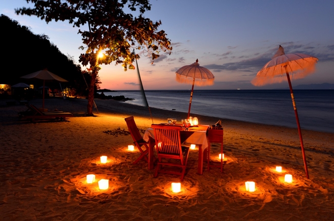 take these dreamy candlelight dinner photos