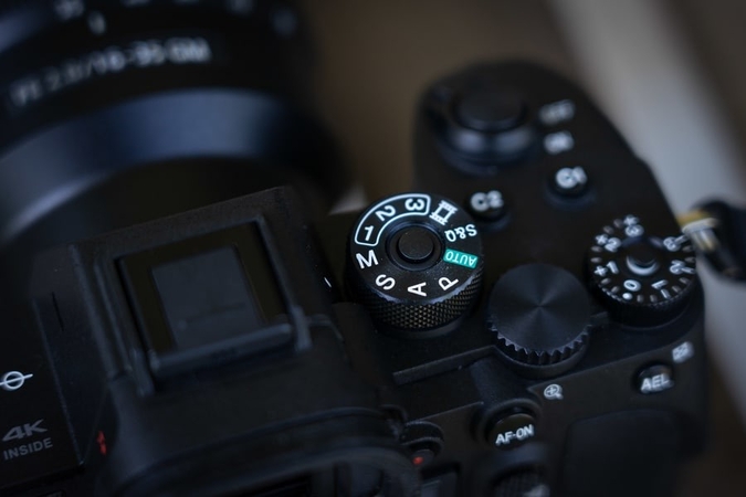 manually set camera mode low-key photography