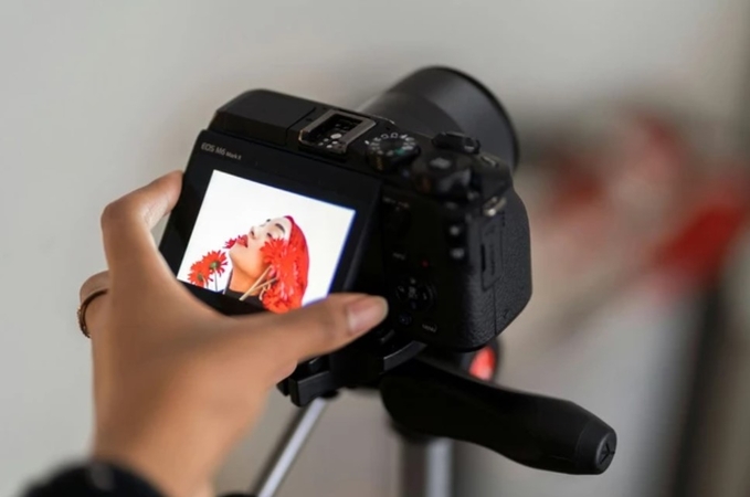 self-portrait manually set camera settings