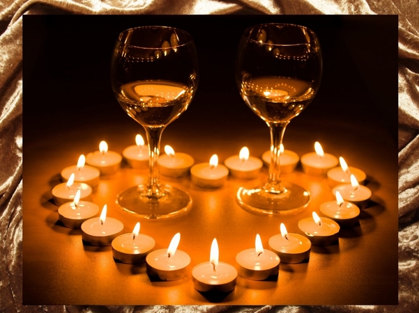 low light photography of candlelight