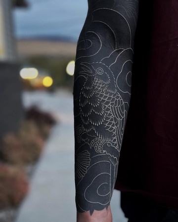 tatuagem de cobertura nas costas blackout