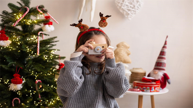 10 أفكار عملية لالتقاط صور عيد الميلاد في المنزل في عام 2024