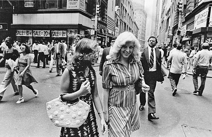 famous garry winogrand photo reflecting real urban energy