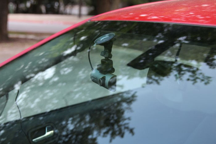 清潔行車記錄儀擋風玻璃