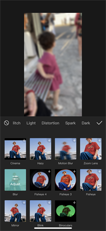 cómo desenfocar un video en CapCut seleccionar efecto de desenfoque en el móvil