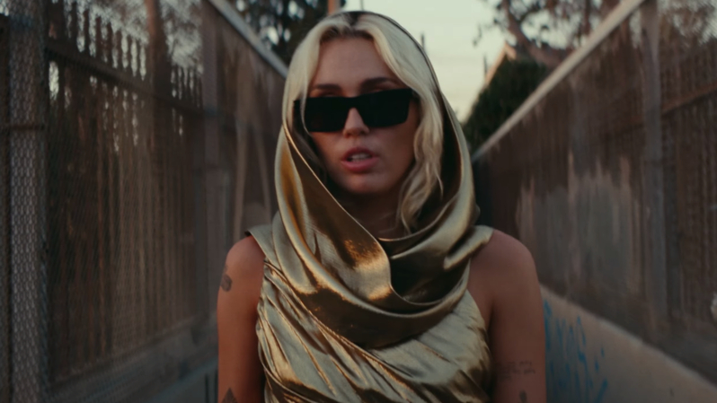 Miley Cyrus의 flowers로 새해 축하하기